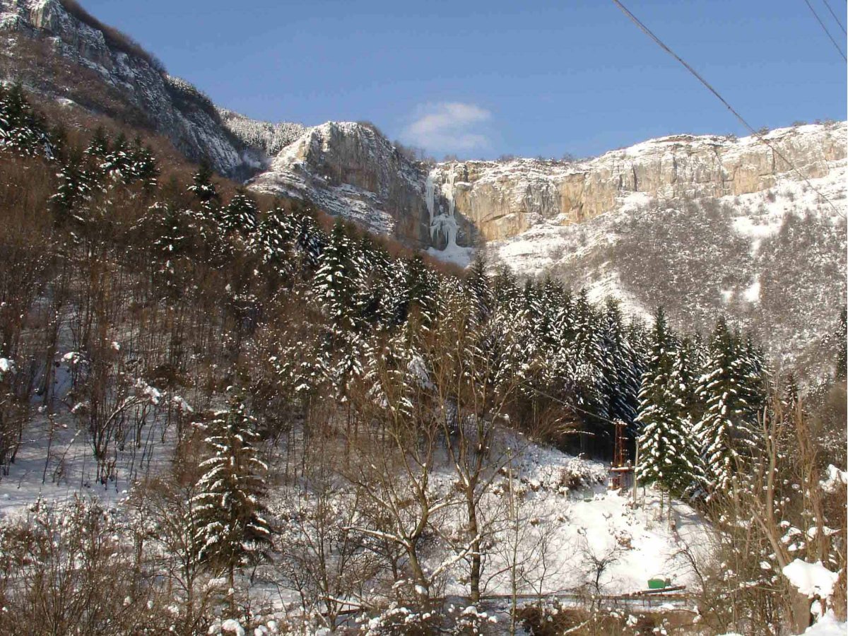 Общ вид на скалния венец с водопада Скакля