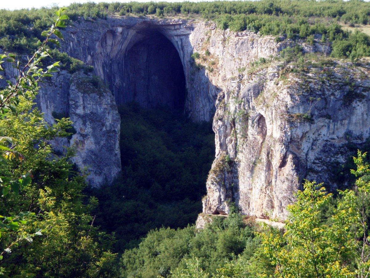 Поглед към западния вход на пещерата Проходна от пещерния дом
