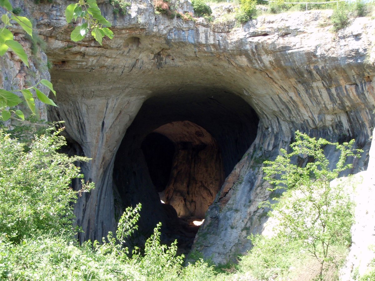 Поглед от паркинга към източния вход на на пещерата Проходна