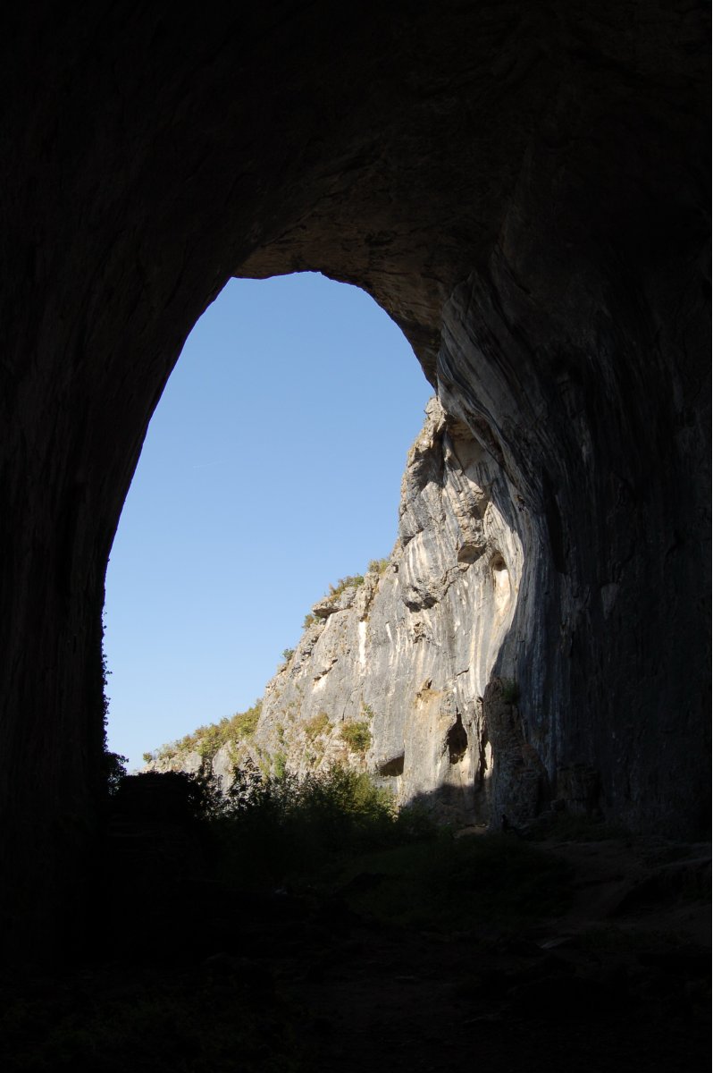 Западният вход на пещерата Проходна