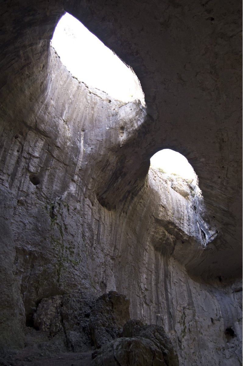 Скалният феномен Окната в пещерата Проходна