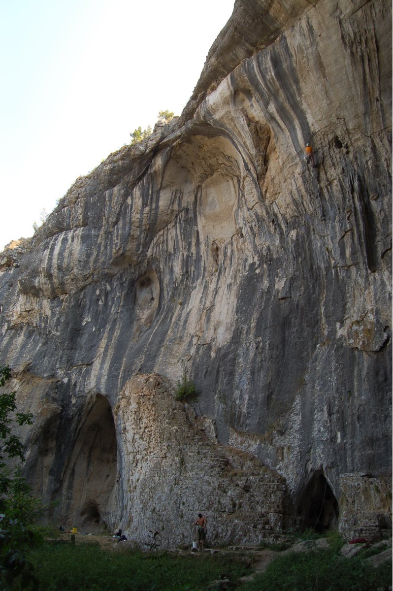 Западен вход - лява стена - общ вид