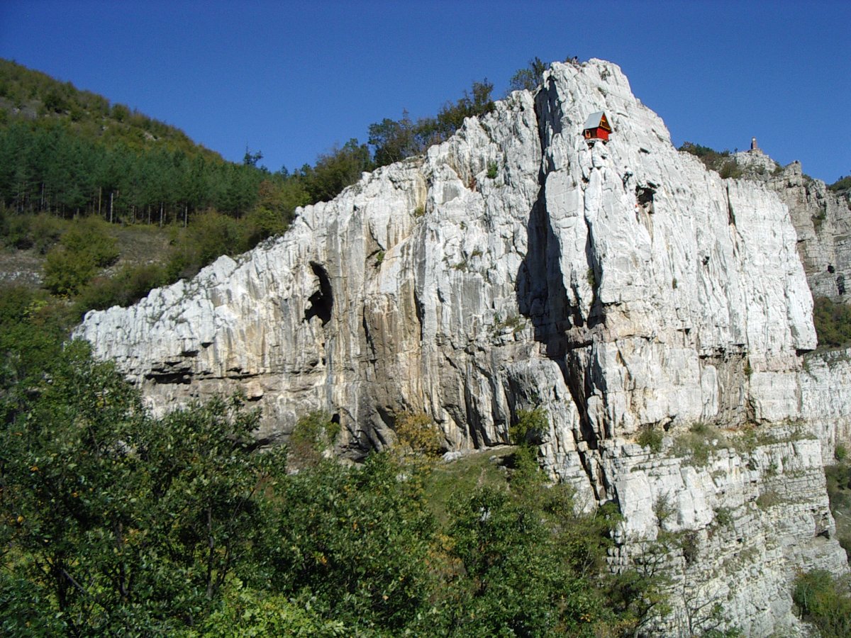 Общ вид на скалите край Алпйска поляна