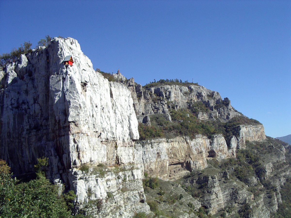 Общ поглед на скалите край гара Лакатник.