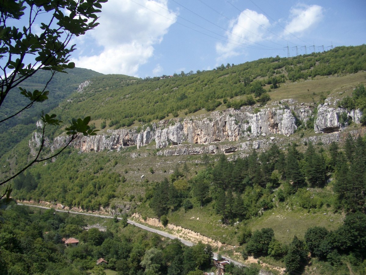 Общ изглед на Вражите дупки - средна и лява част
