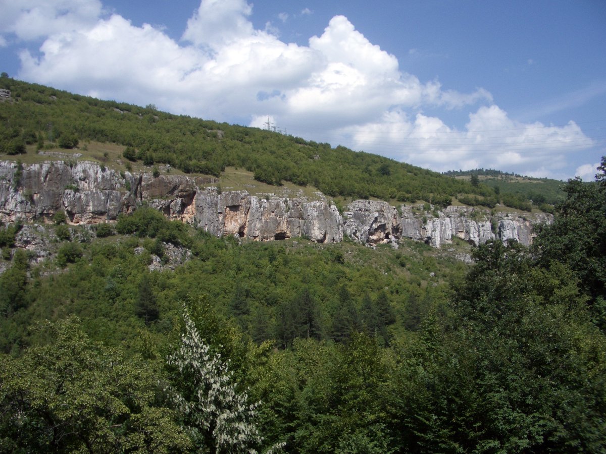 Общ поглед към скалния венец на Вражите дупки