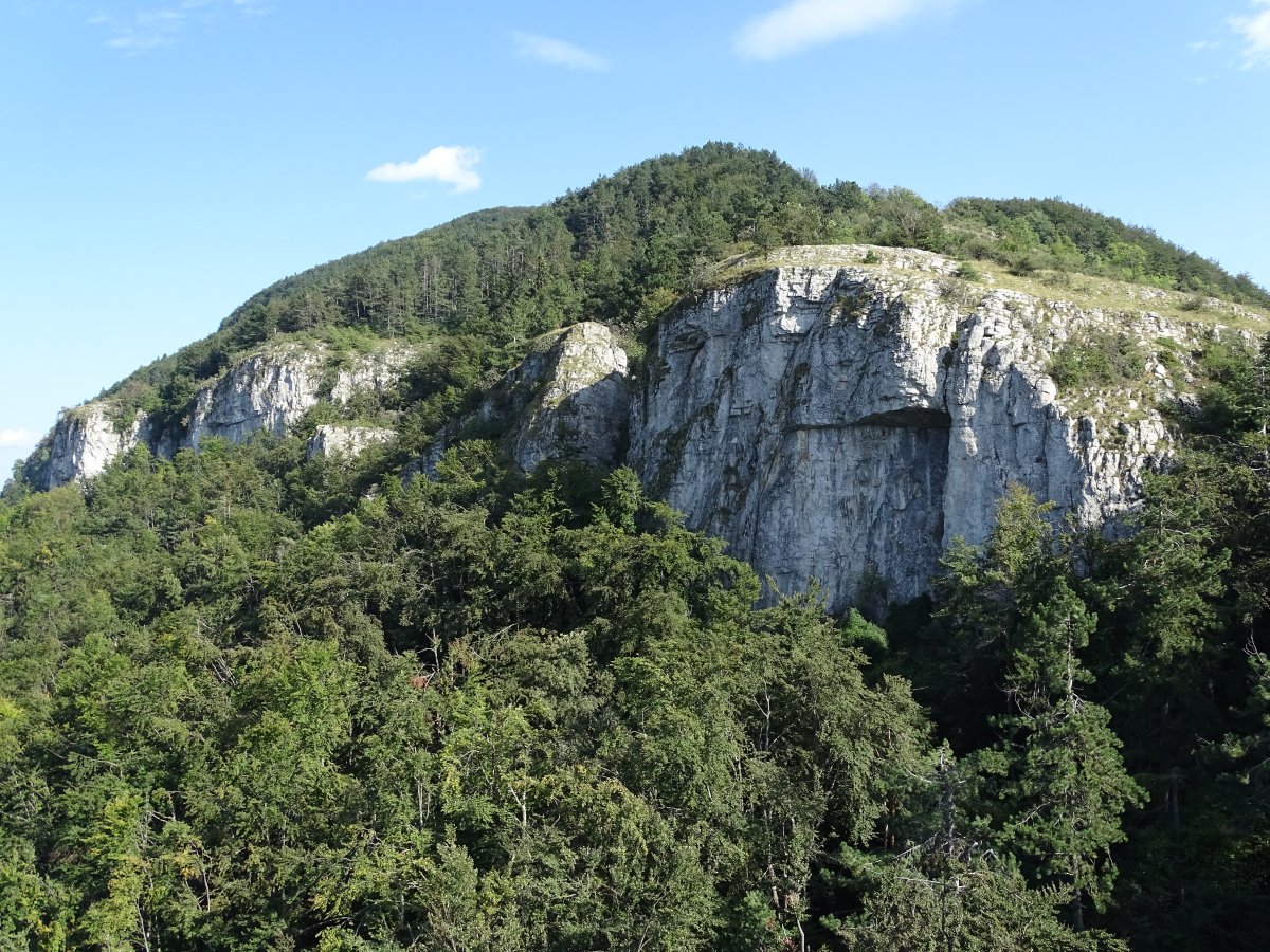 Общ вид на скалите под връх Яворец