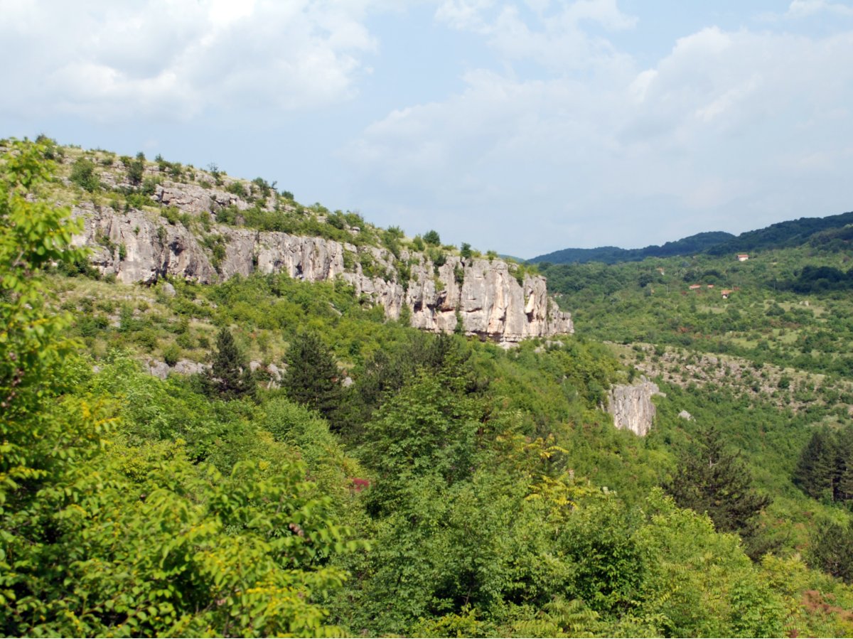 Общ изглед на скалите край Ловеч