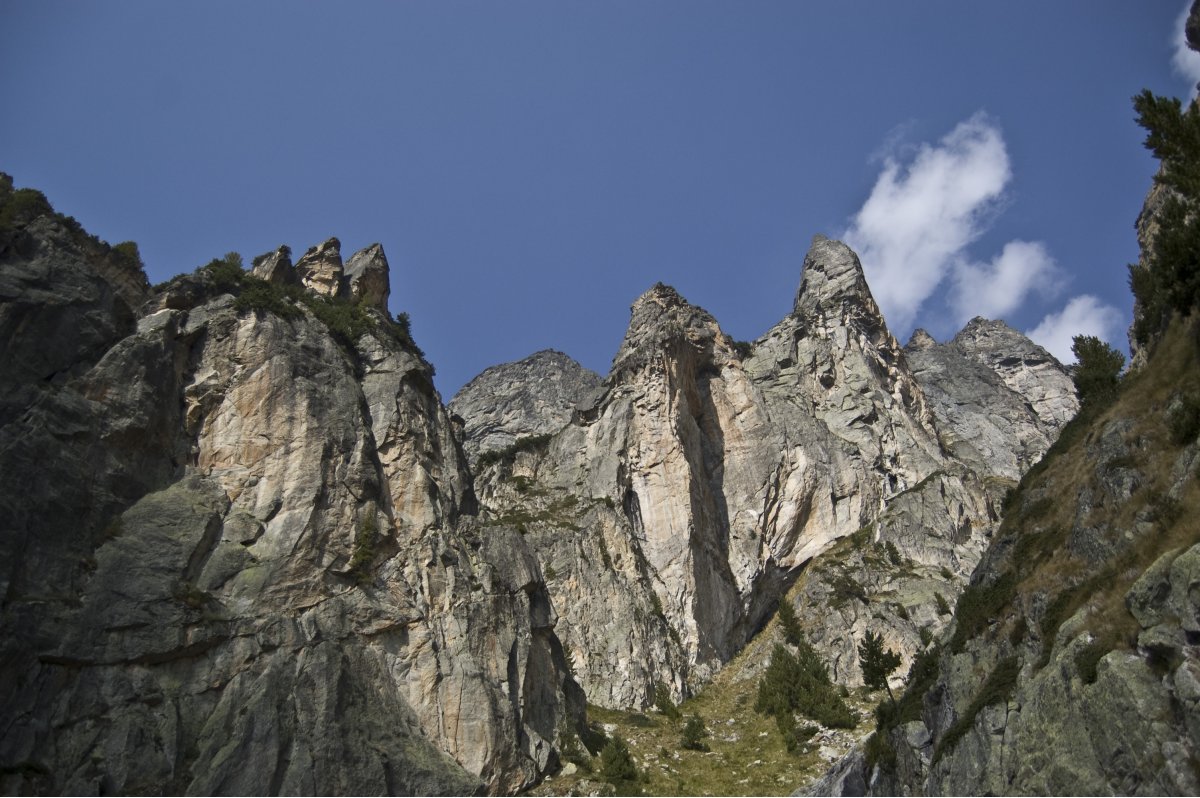 Дяволските игли - общ изглед на средната част. Вляво е Черна дяволска игла, след нея на заден план наднича Двуглав. След това се вижда Крайна и до нея остро стърчащата Червена дяволска игла. В дъното се вижда Горна дяволска игла и Злия зъб.