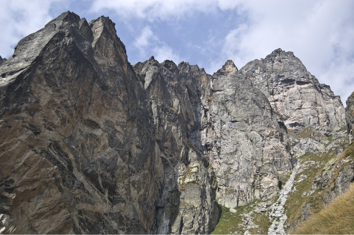 Дяволските игли - общ изглед на горната част. Вляво е Червената стена, вижда се Средна Дяволска игла (няколко слабо изрзени връхчета). След това се вижда Горна дяволска, а накрая - Злия зъб с харктерните \