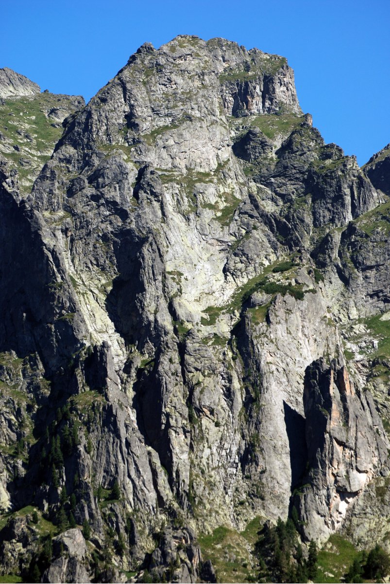 Южната стенa на Двуглав, н заден план се сливат Дяволските игли и Злия зъб