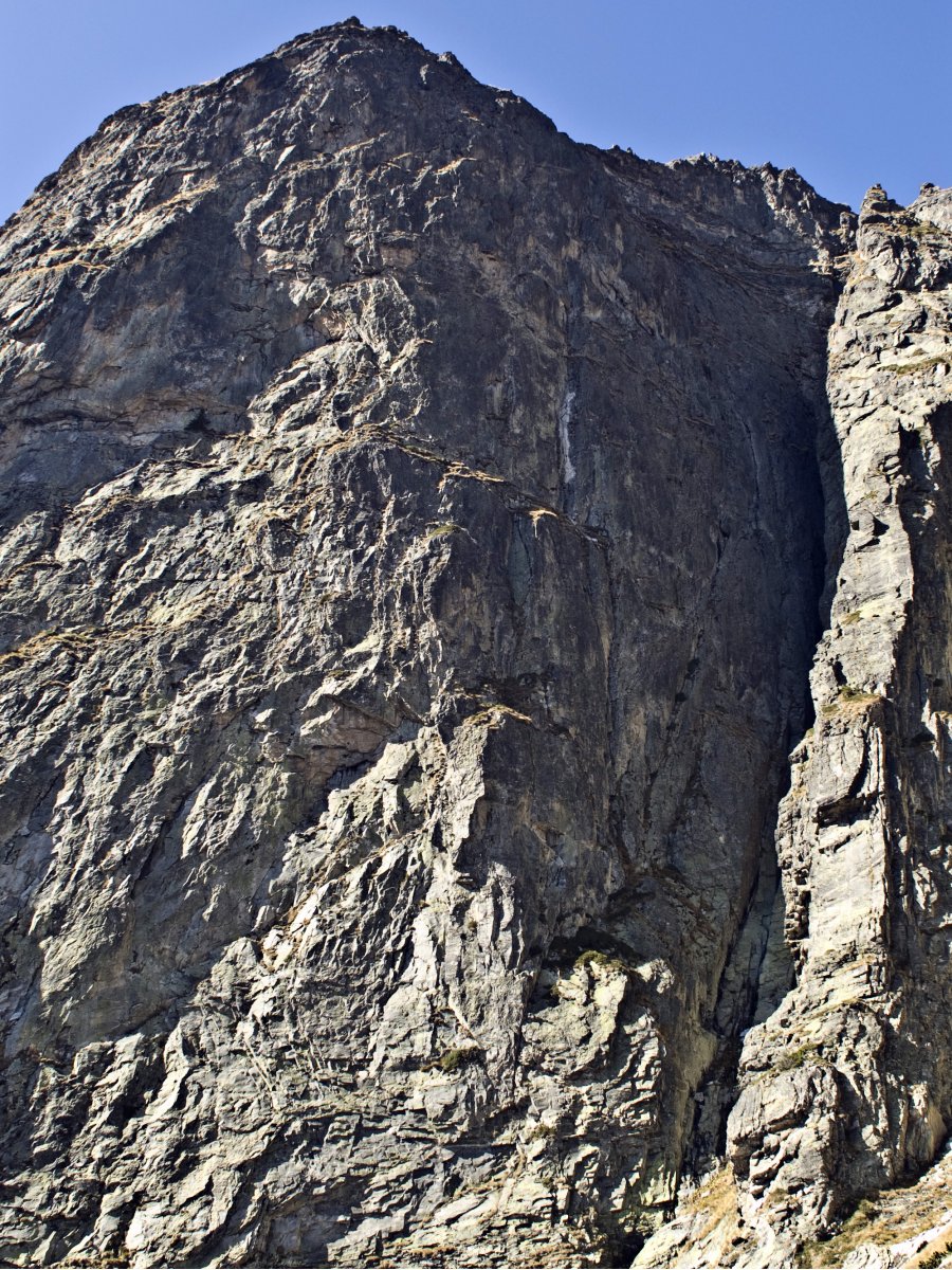 Югоизточната (в слънце) и Източната стена (т.н. \