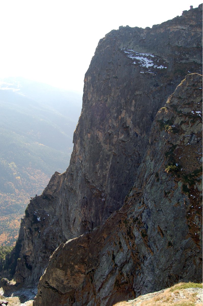 Източната (черната) стена на Двуглав - поглед от Дяволските игли