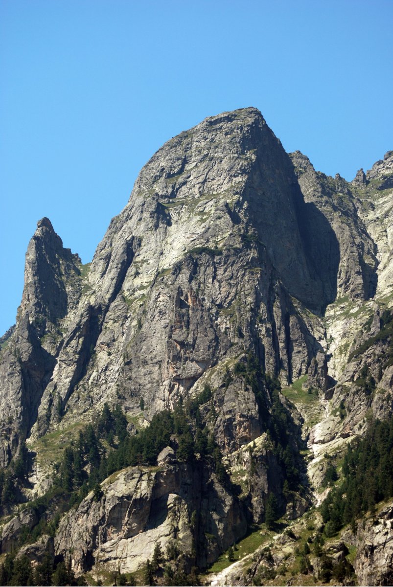 Южната, Югоизточната и Източната стени на Двуглав - поглед от Кирилова поляна