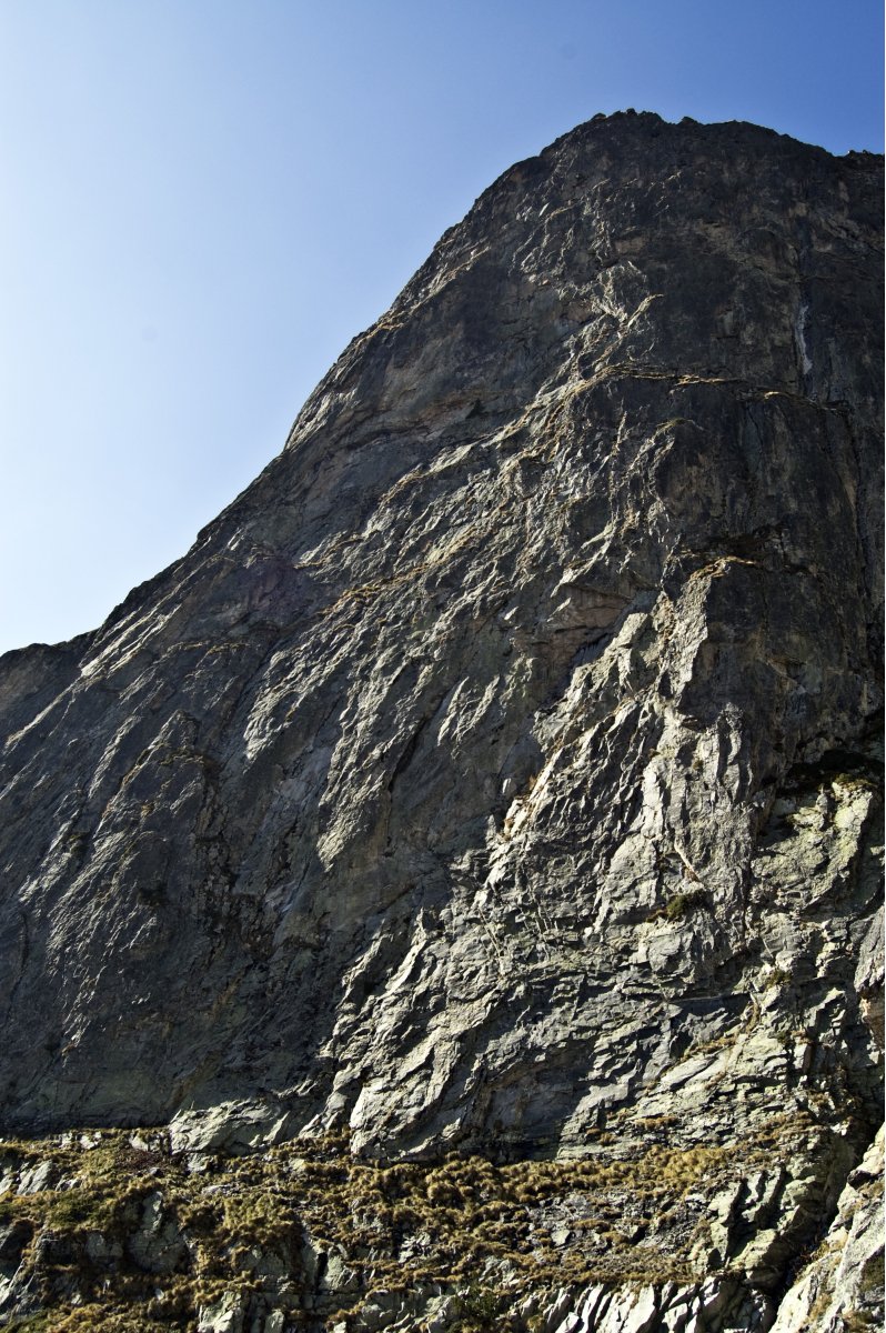 Югоизточната (в слънце) и Източната стена (т.н. \