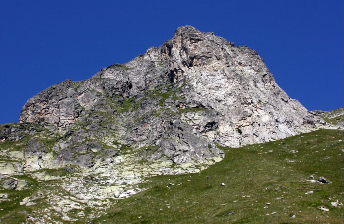 Елени връх - поглед от юг. Вляво е Южната стена, в средата Югоизточната, а вдясно - Източната стена.