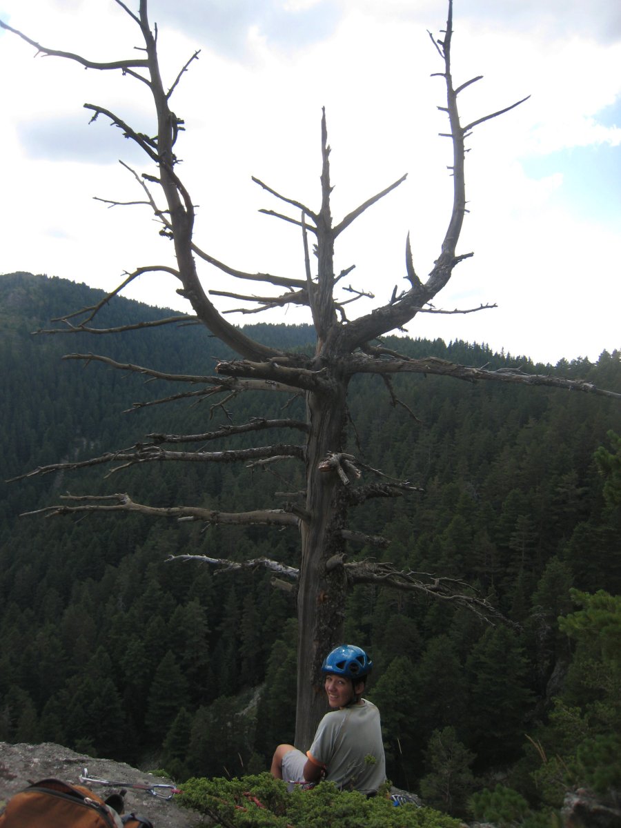 Краят на масива с рапелната установка. Горе има клин, закачва се за него и се включва в клиновете под ръба.