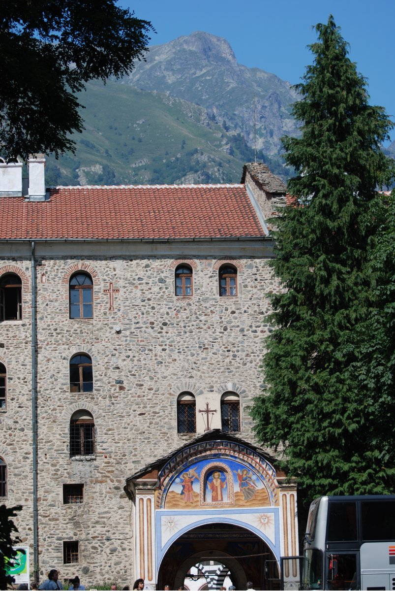 Рилският манастир с Елени връх на заден план