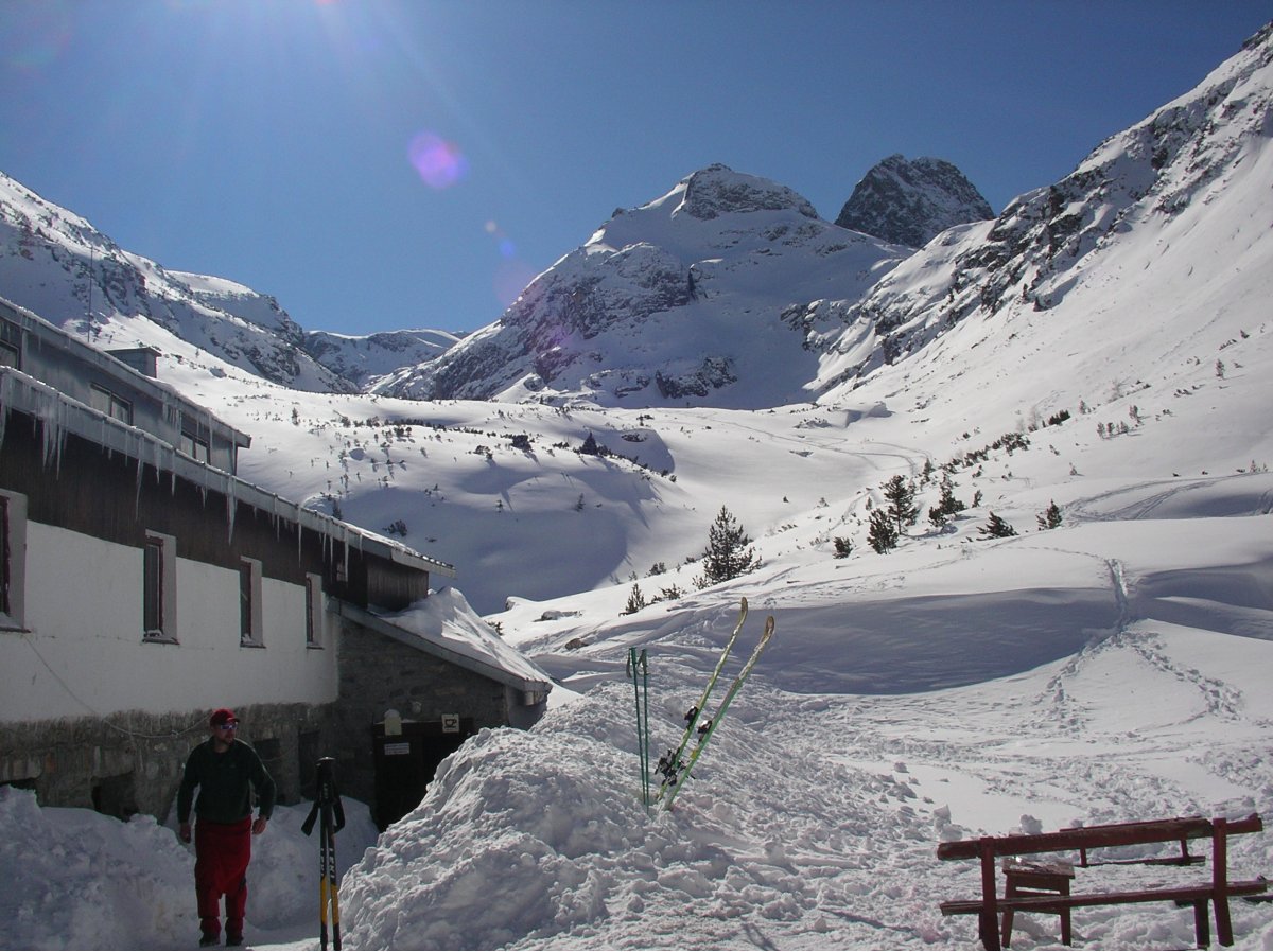 Хижата и връх Мальовица в зимна премяна