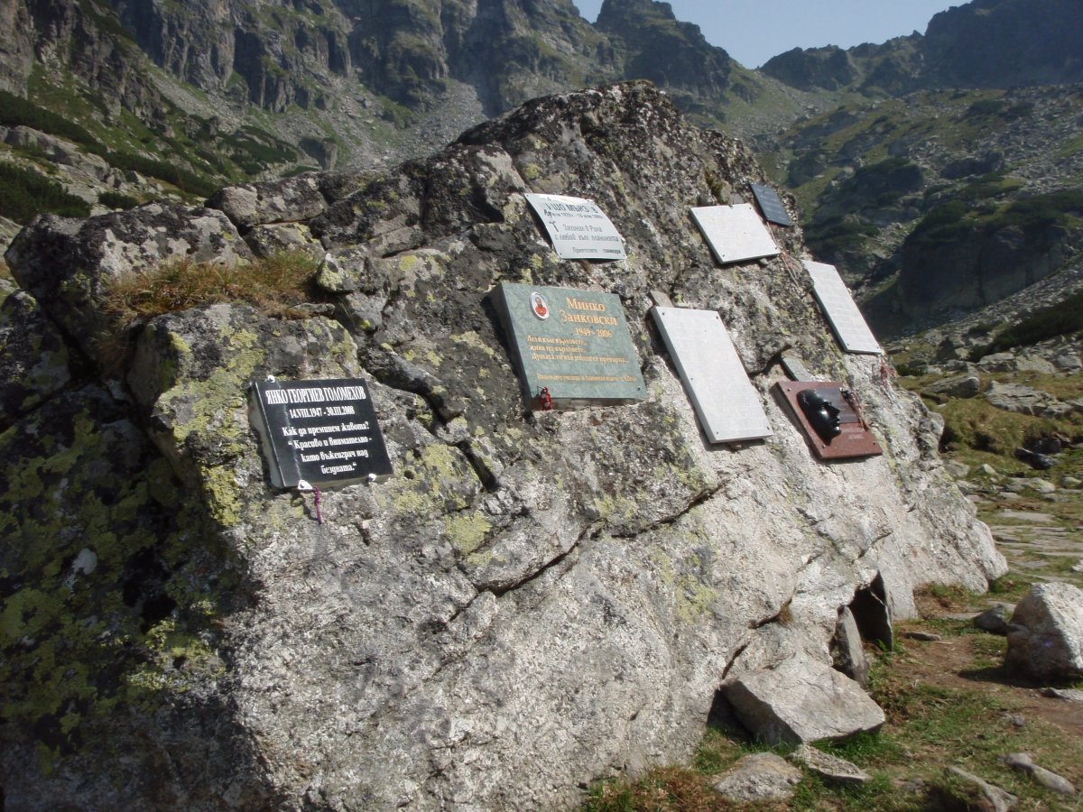 Камъка с плочите на загинали алпинисти на Втора тераса