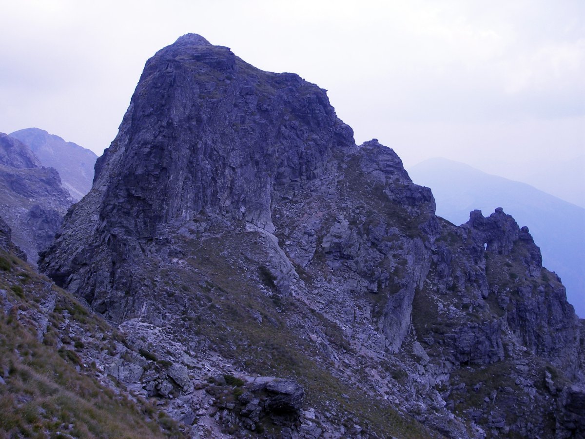 Поглед от склоновете на вр. Орловец към Югозападната стена на Злият зъб. Вдясно на ръба към Двуглав се вижда скалното образувание \