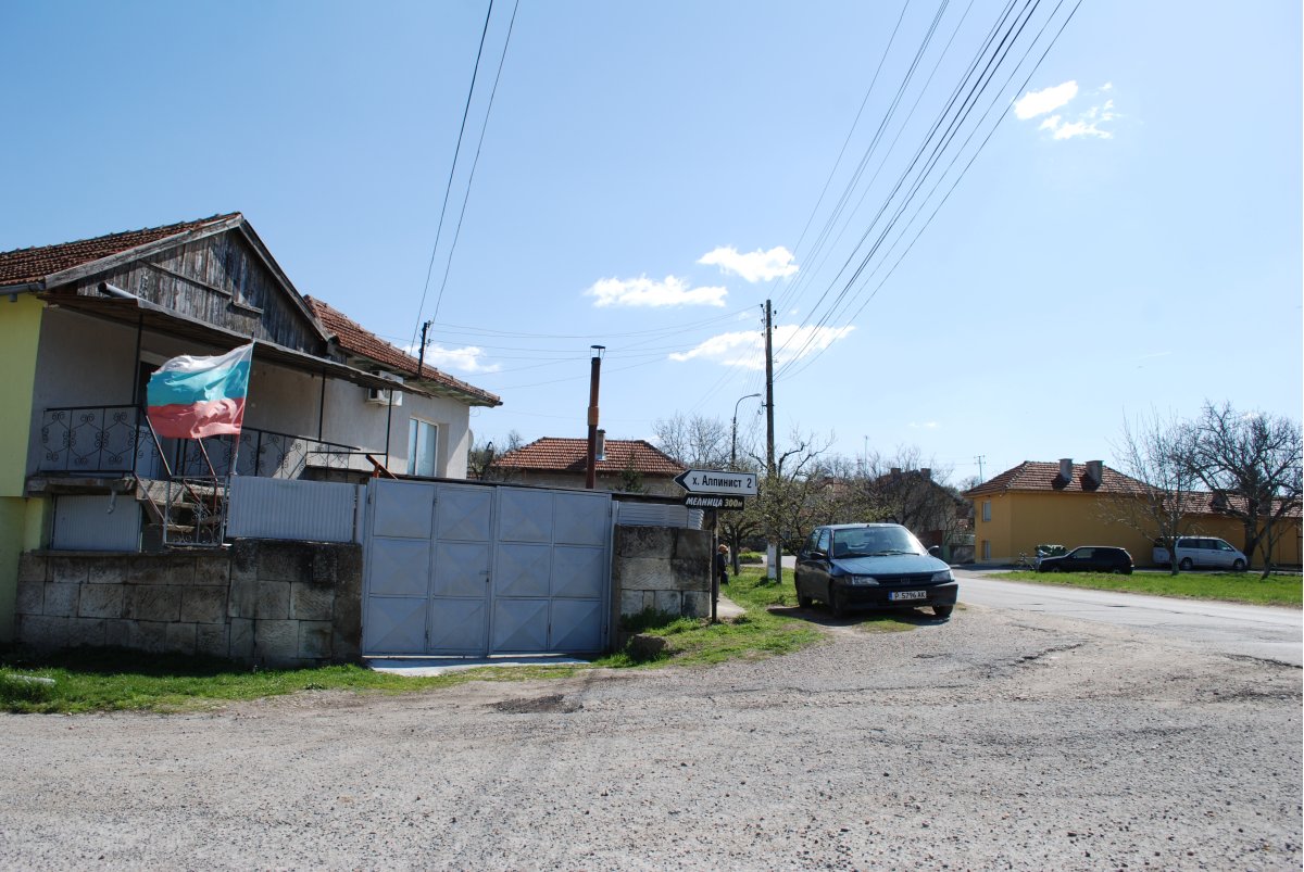 Разклонът в селото за х. Алпинист