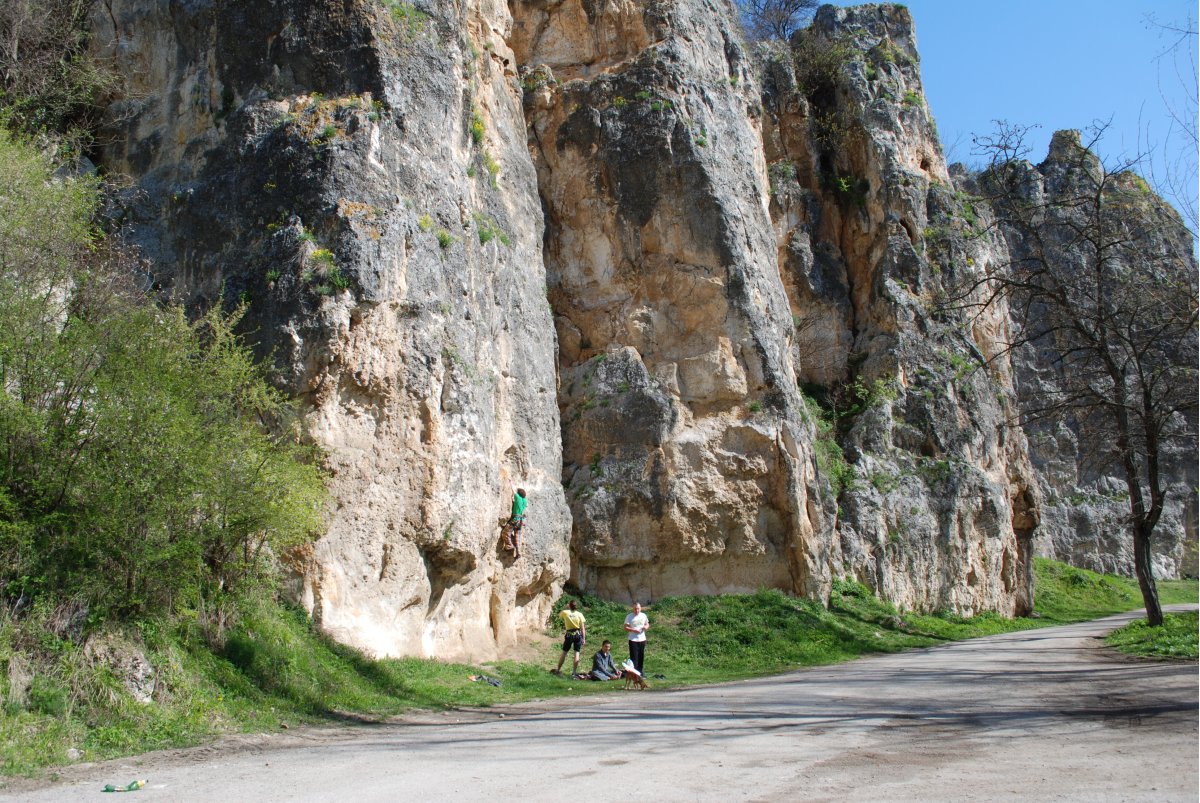 Скалите при село Басарбово - хижа Алпинист