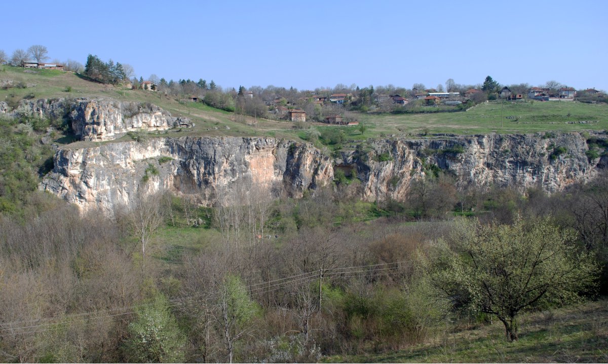 Основният масив след селото.