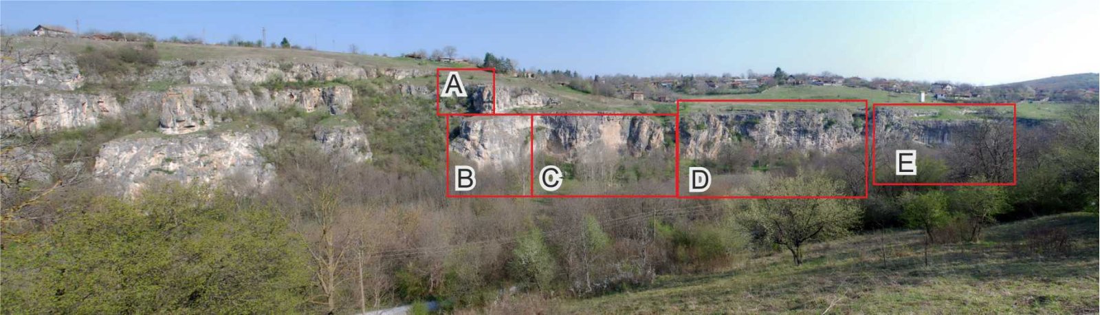 Скалите след селото с разположение на секторите за катерене.
