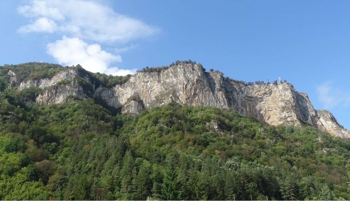 Поглед към скалния венец със Заслона и Синьото колело