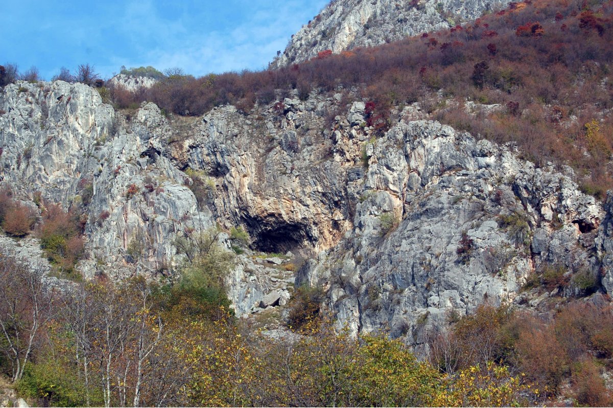 Малката дупка - общ вид от подхода към нея