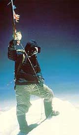 Най-известната снимка направена от Хилари - Тензинг на върха на Еверест, 1953 г.