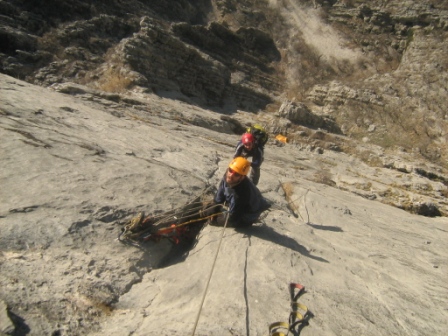 Сн. 6: Стоян и Люси по 8-о въже. В дъното се вижда лагера на Първа игла