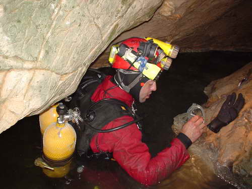 Проникване в пещерата Черния извор