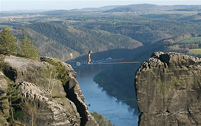 Slack lining на Хайнц Цак в Саксонска Швейцария
