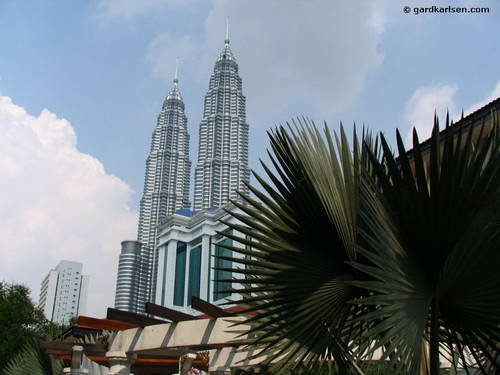 Човекът-паяк изкатери и Кулите Петронас