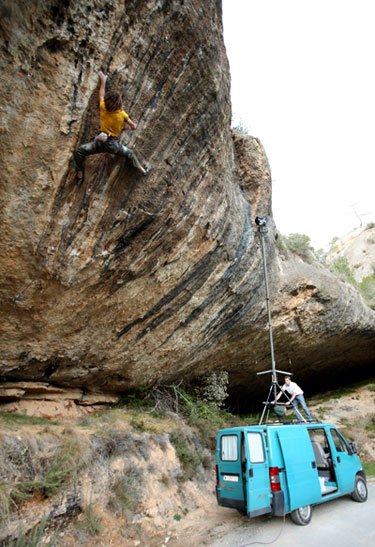 Буря в чаша вода около “First Round, First Minute”