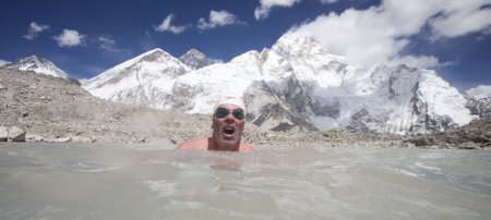 Британец преплува ледниково езеро близо до Еверест