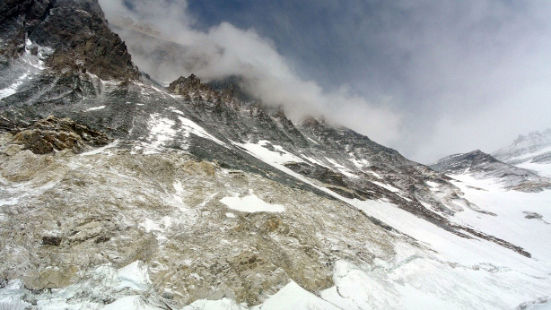 Ледопадът Кхумбу създава куп проблеми