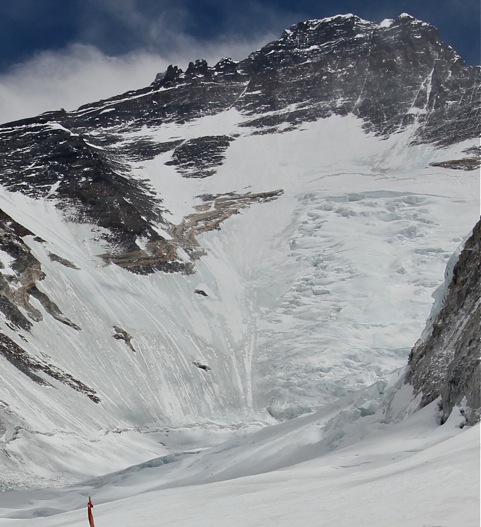 Лошите условия провалиха опита са спускане със ски от Лхотце