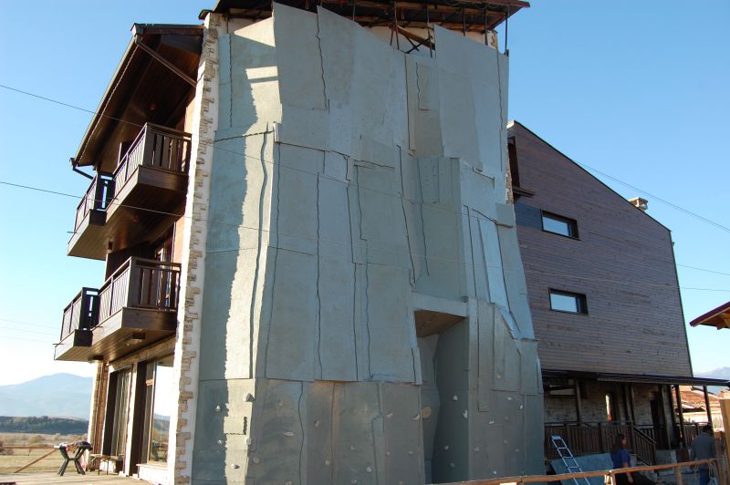 Изкуствена стена за гостите на Банскофилмфест’ 2013