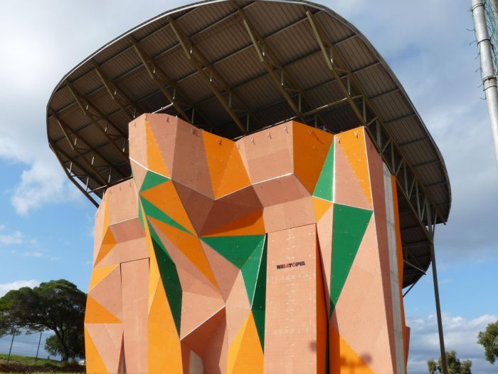 Изгоря изкуствена катерачна стена 