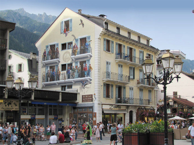 Кой е изобразен върху калкана на Дома на гидовете в Шамони?