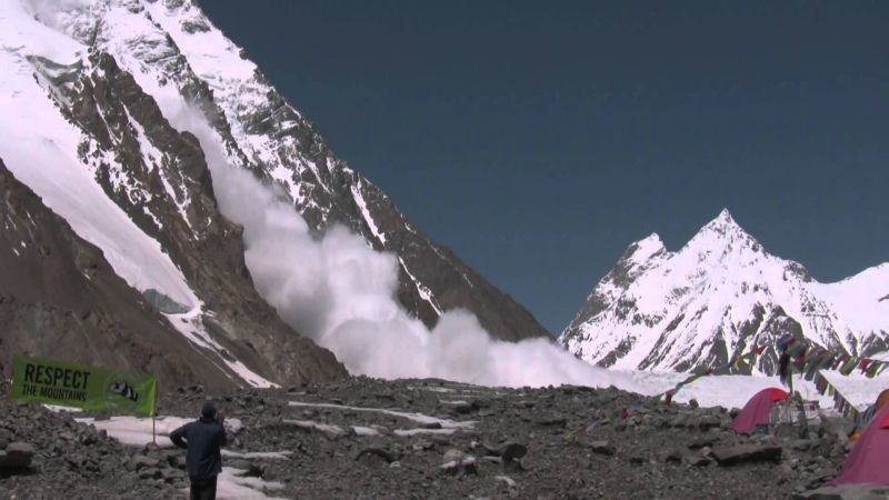 Земетресение в Синдзян, лавини по склоновете на К-2