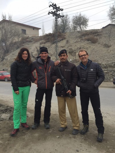 И Симоне Моро, Тамара и Хансйорг Лунгер са в подножието на Нанга Парбат