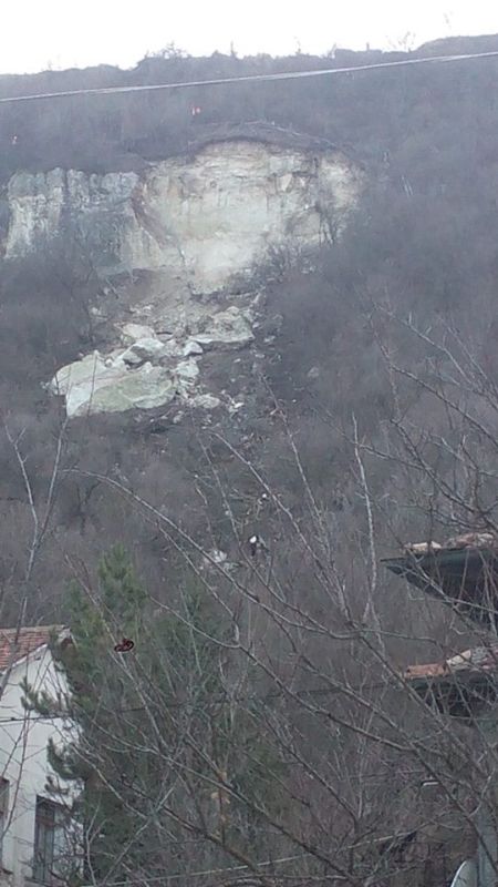 Срутване от скалния венец над Провадия
