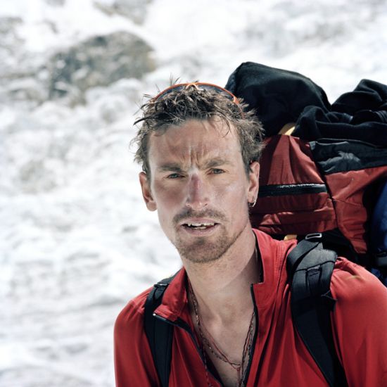 Първите чужденци на Еверест от две години