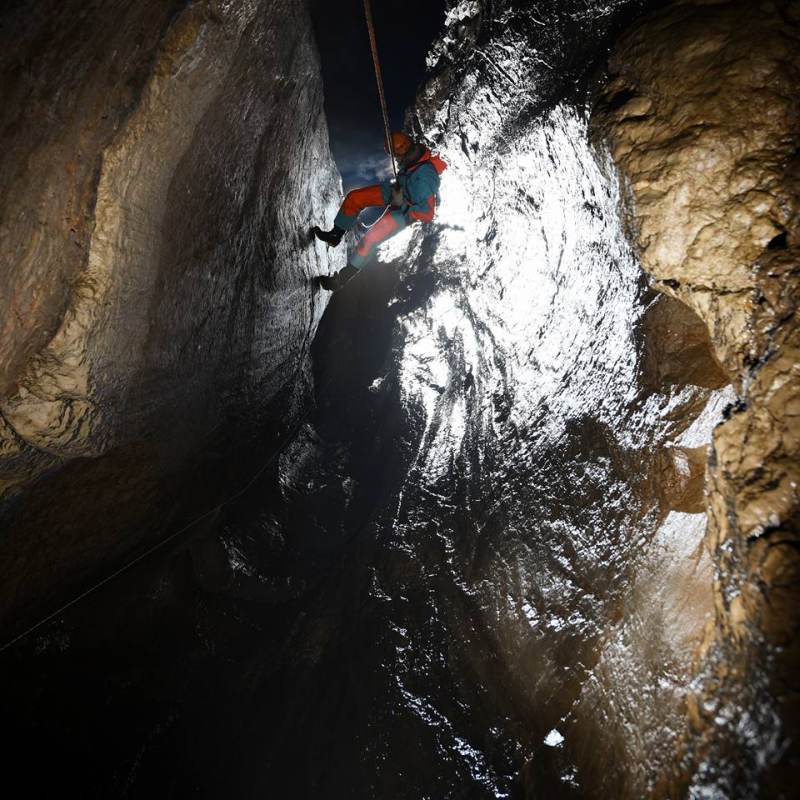 Георги Константинов преодоля магичната граница от минус 1000 метра в най-дълбоката пещера на Иран