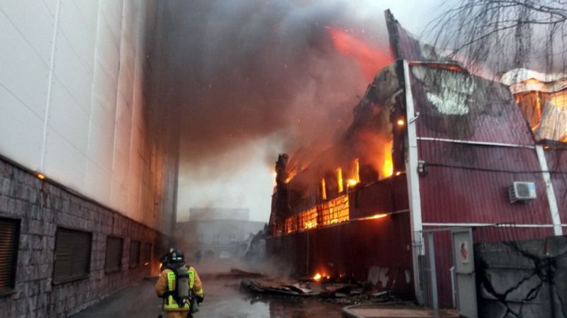 Изгоря най-голямата изкуствена катерачна стена в Санкт Петербург