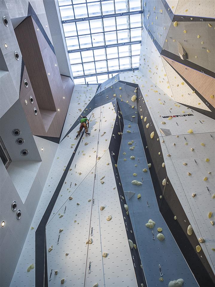 Отвори врати най-голямата стена за катерене в България